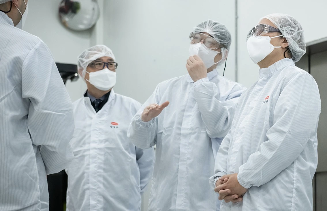 Young-Gil Jang (a sinistra), CEO di Hanmi Fine Chemicals (a sinistra) e Chong-Yoon Lim (CEO, Hanmi Science, al centro)