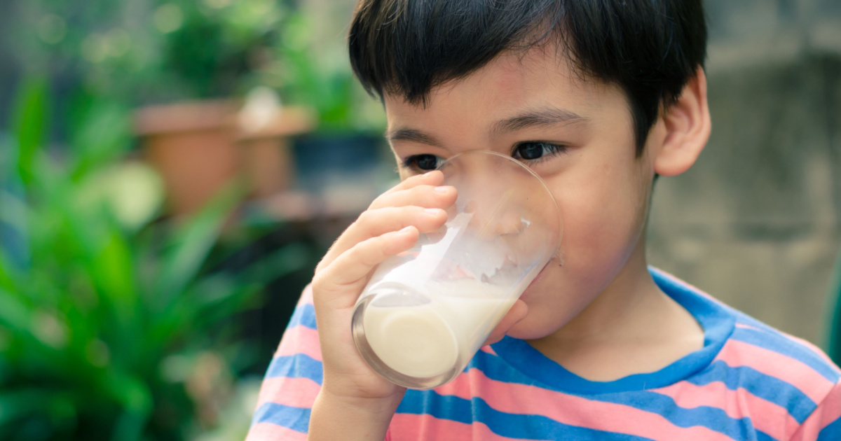 Diarrea e fermenti lattici - Bimbo che beve un bicchiere di latte